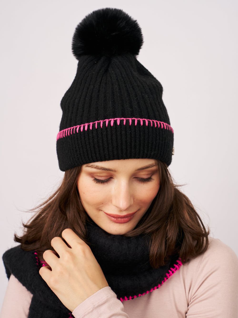 Vintage Havana | RIBBED POMPOM BEANIE - BLACK/PINK