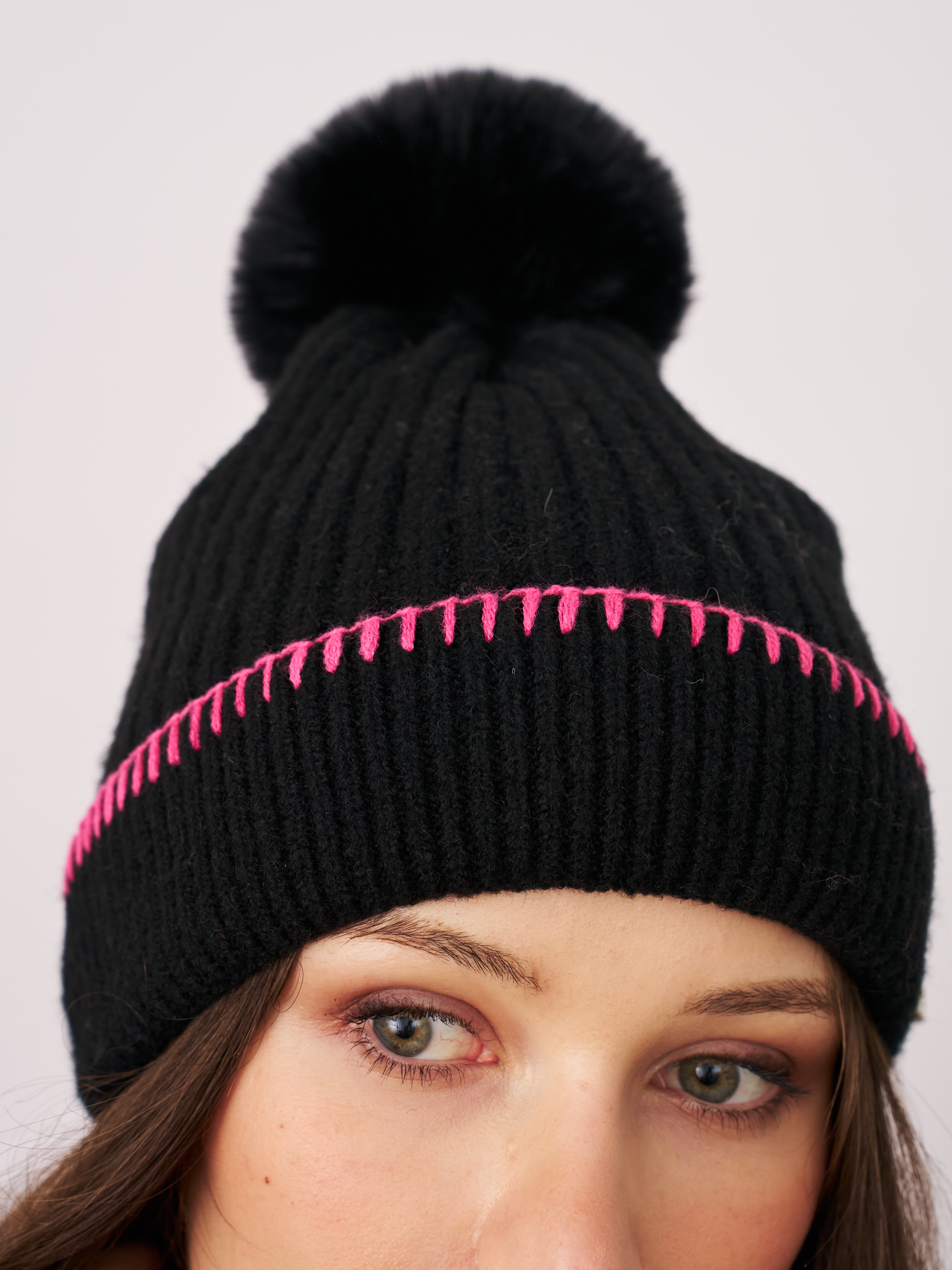 Vintage Havana | RIBBED POMPOM BEANIE - BLACK/PINK