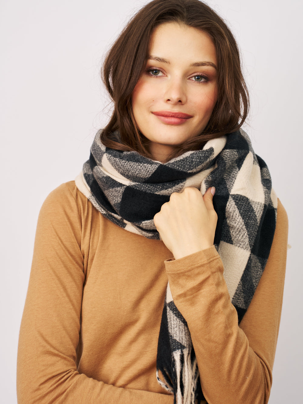 Vintage Havana | HOUNDSTOOTH TASSEL SCARF - BLACK