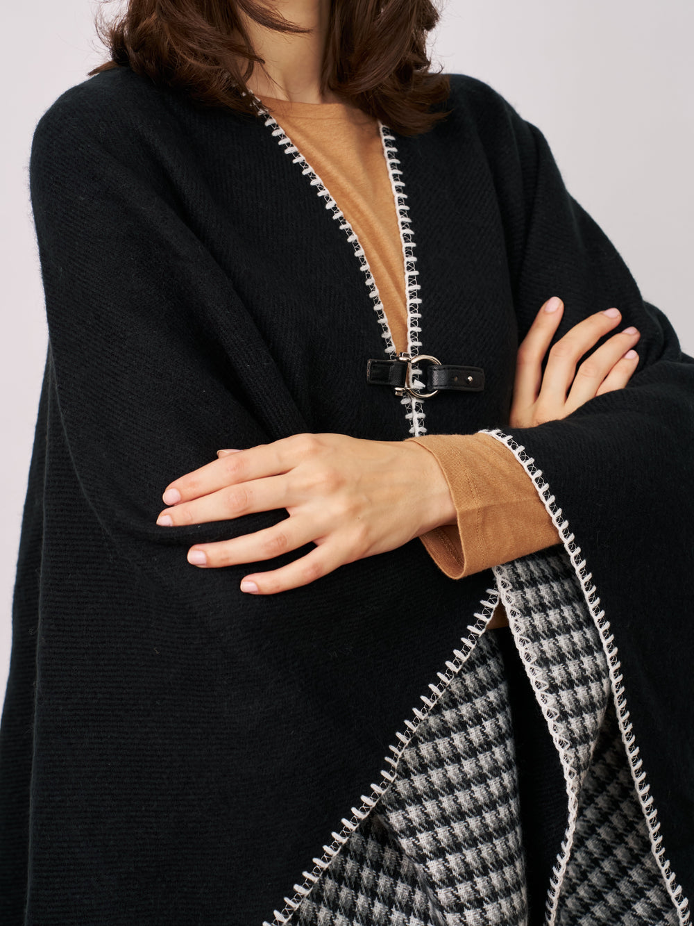 Vintage Havana | WHIPSTITCH RUANA - BLACK/IVORY